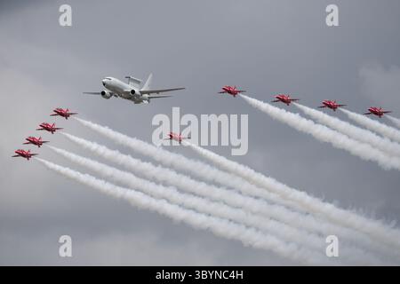Boeing E-7 Wedgetail Flypast with the Red Arrows at Royal International Air Tattoo (RIAT) 2025, Fairford, Gloucestershire, Royaume-Uni, 19/07/2025, crédit : Michael Palmer/Alamy Live News Banque D'Images
