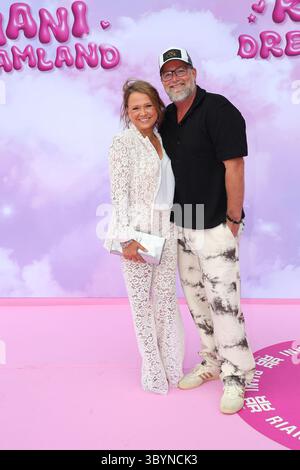 Nova Meierhenrich und Brian Bojsen beim Riani Fashion Cruise Event AM 19.07.2025 auf dem Schiff Blue Rhapsody auf dem Rhein im Rahmen der Fashion Days Banque D'Images