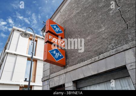 Alte AGFA-Foto-Leuchtreklame in Altshausen Leuchtreklame mit dem klassischen AGFA logo und dem Schriftzug FOTO an einem ehemaligen Fotogeschäft in Altshausen. Die markanten roten Kästen mit Weißer Schrift und blauen AGFA-Rauten erinnern an die Zeit der Analogen Fotografie und sind heute selten gewordene Relikte. *** Old AGFA Foto enseigne au néon à Altshausen enseigne au néon avec le logo AGFA classique et le lettrage FOTO sur un ancien magasin de photos à Altshausen les boîtes rouges frappantes avec lettrage blanc et diamants AGFA bleus rappellent les jours de la photographie analogique et sont maintenant des reliques rares Copyr Banque D'Images