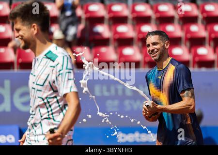 Sander Arends, pays-Bas, (à gauche) et Guido Andreozzi, Argentine, (à droite) célèbrent la victoire de la finale du double masculin dimanche où ils ont affronté Adam Pavlasek, République tchèque, et Jan Zielinski, Pologne, lors du tournoi Nordea Open à Båstad, Suède, le 20 juillet 2025.photo : Björn Larsson Rosvall / TT / Code 9200 Banque D'Images