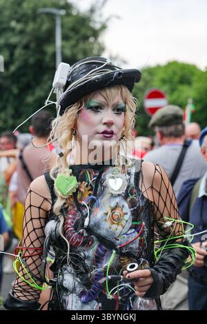 Les participants à Prato Pride, l'événement - qui fait partie du calendrier Toscana Pride - visent à promouvoir les droits et libertés LGBTQIA. Le défilé sera l'occasion de s'opposer à toutes les formes de discrimination. 21 juin 2025 - Prato, Italie (photo par Andrea Martini/NurPhoto) crédit : NurPhoto SRL/Alamy Live News Banque D'Images