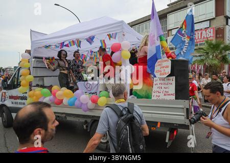 Les participants à Prato Pride, l'événement - qui fait partie du calendrier Toscana Pride - visent à promouvoir les droits et libertés LGBTQIA. Le défilé sera l'occasion de s'opposer à toutes les formes de discrimination. 21 juin 2025 - Prato, Italie (photo par Andrea Martini/NurPhoto) crédit : NurPhoto SRL/Alamy Live News Banque D'Images
