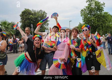 Les participants à Prato Pride, l'événement - qui fait partie du calendrier Toscana Pride - visent à promouvoir les droits et libertés LGBTQIA. Le défilé sera l'occasion de s'opposer à toutes les formes de discrimination. 21 juin 2025 - Prato, Italie (photo par Andrea Martini/NurPhoto) crédit : NurPhoto SRL/Alamy Live News Banque D'Images