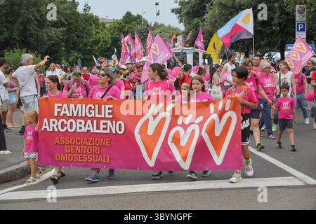 Les participants à Prato Pride, l'événement - qui fait partie du calendrier Toscana Pride - visent à promouvoir les droits et libertés LGBTQIA. Le défilé sera l'occasion de s'opposer à toutes les formes de discrimination. 21 juin 2025 - Prato, Italie (photo par Andrea Martini/NurPhoto) crédit : NurPhoto SRL/Alamy Live News Banque D'Images