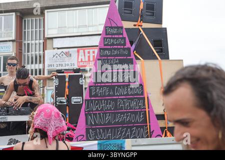 Les participants à Prato Pride, l'événement - qui fait partie du calendrier Toscana Pride - visent à promouvoir les droits et libertés LGBTQIA. Le défilé sera l'occasion de s'opposer à toutes les formes de discrimination. 21 juin 2025 - Prato, Italie (photo par Andrea Martini/NurPhoto) crédit : NurPhoto SRL/Alamy Live News Banque D'Images