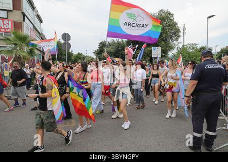 Les participants à Prato Pride, l'événement - qui fait partie du calendrier Toscana Pride - visent à promouvoir les droits et libertés LGBTQIA. Le défilé sera l'occasion de s'opposer à toutes les formes de discrimination. 21 juin 2025 - Prato, Italie (photo par Andrea Martini/NurPhoto) crédit : NurPhoto SRL/Alamy Live News Banque D'Images