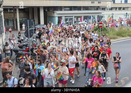 Les participants à Prato Pride, l'événement - qui fait partie du calendrier Toscana Pride - visent à promouvoir les droits et libertés LGBTQIA. Le défilé sera l'occasion de s'opposer à toutes les formes de discrimination. 21 juin 2025 - Prato, Italie (photo par Andrea Martini/NurPhoto) crédit : NurPhoto SRL/Alamy Live News Banque D'Images