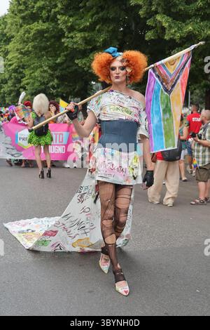 Les participants à Prato Pride, l'événement - qui fait partie du calendrier Toscana Pride - visent à promouvoir les droits et libertés LGBTQIA. Le défilé sera l'occasion de s'opposer à toutes les formes de discrimination. 21 juin 2025 - Prato, Italie (photo par Andrea Martini/NurPhoto) crédit : NurPhoto SRL/Alamy Live News Banque D'Images