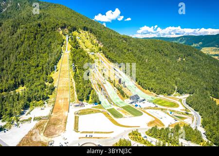 Complexe de ski Planica Nordic Centre situé à Planica, Slovénie. Vue aérienne estivale sur la colline de ski et sur sept collines de saut à ski. Banque D'Images