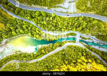 Vue aérienne de la rivière Soca turquoise et du pont Napoléon à Kobarid, Alpes juliennes en Slovénie Banque D'Images