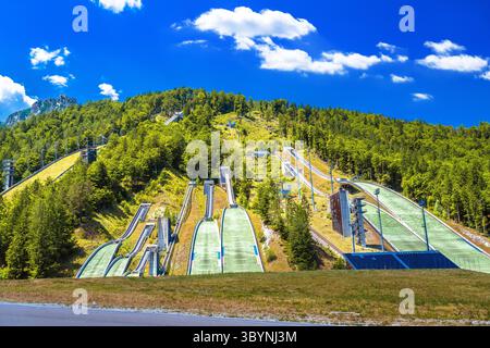 Complexe de ski Planica Nordic Centre situé à Planica, Slovénie. Vue estivale sur la colline de ski et sur sept collines de saut à ski. Banque D'Images