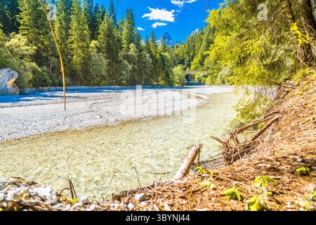 Pittoresque rivière alpine de Pisnica à Kranjska Gora vue, paysage des Alpes juliennes en Slovénie Banque D'Images