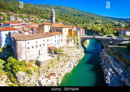 Ville idyllique de Kanal sur la vue aérienne de la rivière Soca, Alpes juliennes de Slovénie Banque D'Images