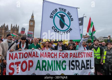 Londres, Royaume-Uni. 19 juillet 2025. Jeremy Corbyn, député indépendant d’Islington Nord, conduit des milliers de manifestants pro-palestiniens à travers le pont de Westminster lors de la 28e Marche nationale pour la Palestine. L'événement était organisé par Palestine Solidarity Campaign, Stop the War Coalition, Friends of Al-Aqsa, Muslim Association of Britain, Palestinian Forum in Britain et CND. En plus d’appeler le gouvernement britannique à cesser de soutenir Israël, les intervenants ont souligné la répression croissante du plaidoyer pro-palestinien et des manifestations au Royaume-Uni. Crédit : Mark Kerrison/Alamy Live News Banque D'Images