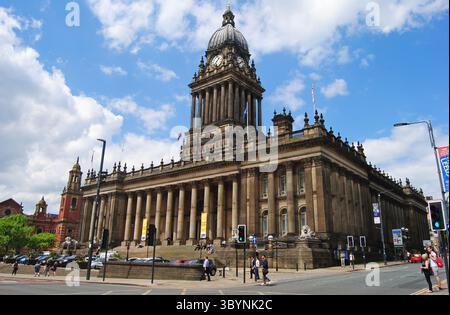 Leeds, Grande-Bretagne – 23 juin 2014. Vue extérieure de l'hôtel de ville historique de Leeds, West Yorkshire, Angleterre. Vue avec des personnes et des voitures. Banque D'Images