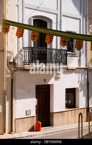 Maison de ville espagnole traditionnelle avec balcon dans la vieille ville d'Oliva Espagne Banque D'Images