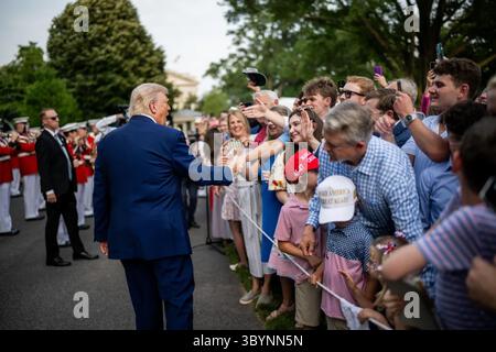 Le président Donald Trump accueille les participants lors du pique-nique du Congrès à la Maison Blanche à Washington, D.C. le 12 juin 2025. Les membres du Congrès et leurs familles ont profité d'une soirée de nourriture, de musique et de camaraderie sur la pelouse sud, l'événement favorisant la camaraderie bipartisane. Image reproduite avec l'aimable autorisation de la Maison Blanche. Banque D'Images