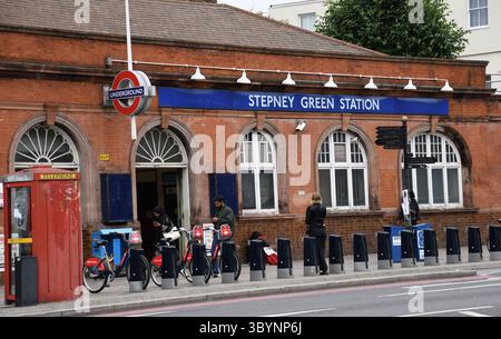 Station de métro Stepney Green, Stepney Green, Whitechapel, East London, Tower Hamlets, Londres, Angleterre, Royaume-Uni. Vélos à louer; Banque D'Images