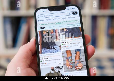 Main hält Mobiltelefon auf der die website des chinesischen Unternehmens Temu zu sehen ist *** main tenant un téléphone portable montrant le site de la société chinoise Temu Nordrhein-Westfalen Deutschland, Allemagne GMS19556 Banque D'Images