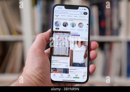Main hält Mobiltelefon auf der die website des chinesischen Unternehmens Temu zu sehen ist *** main tenant un téléphone portable montrant le site de la société chinoise Temu Nordrhein-Westfalen Deutschland, Allemagne GMS19555 Banque D'Images