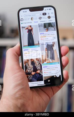 Main hält Mobiltelefon auf der die website des chinesischen Unternehmens Shein zu sehen ist *** main tenant un téléphone portable montrant le site de la société chinoise Shein Nordrhein-Westfalen Deutschland, Allemagne GMS19559 Banque D'Images
