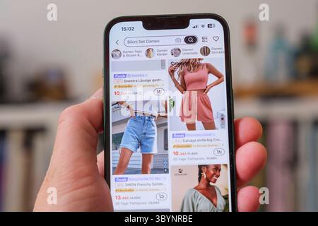 Main hält Mobiltelefon auf der die website des chinesischen Unternehmens Shein zu sehen ist *** main tenant un téléphone portable montrant le site de la société chinoise Shein Nordrhein-Westfalen Deutschland, Allemagne GMS19558 Banque D'Images