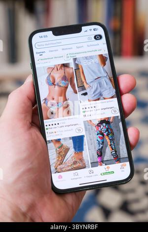 Main hält Mobiltelefon auf der die website des chinesischen Unternehmens Temu zu sehen ist *** main tenant un téléphone portable montrant le site de la société chinoise Temu Nordrhein-Westfalen Deutschland, Allemagne GMS19557 Banque D'Images