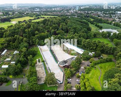 Vue aérienne depuis le drone des pistes de ski sèches dans Bellahouston Park à Glasgow, Écosse, Royaume-Uni Banque D'Images