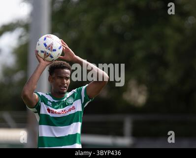 Morgan Williams de Yeovil Town est sur le point de lancer un match amical de pré-saison entre Yeovil Town et Bristol Rovers au stade Huish Park, Yeo Banque D'Images