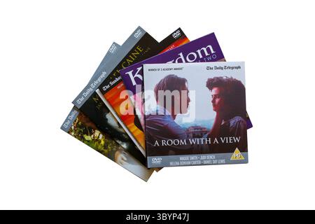 Pile de DVD gratuits donnés avec le Daily Telegraph avec Une chambre avec Une vue DVD sur le dessus isolé sur fond blanc Banque D'Images
