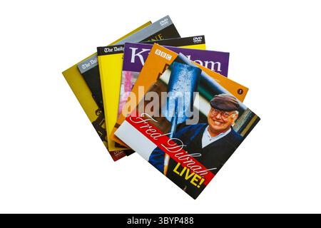 Pile de DVD gratuits avec Fred Dibnah CD audio les histoires d'un Steeplejack sur le dessus isolé sur fond blanc Banque D'Images