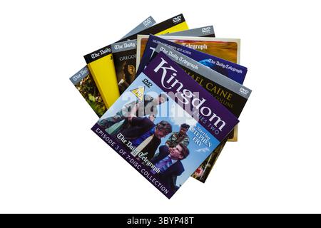 Pile de DVD gratuits donnés avec le Daily Telegraph avec Kingdom Series Two Episode 3 DVD sur le dessus isolé sur fond blanc Banque D'Images