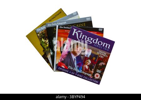 Pile de DVD gratuits donnés avec le Daily Telegraph avec Kingdom Series Two Episode 4 DVD en haut isolé sur fond blanc Banque D'Images