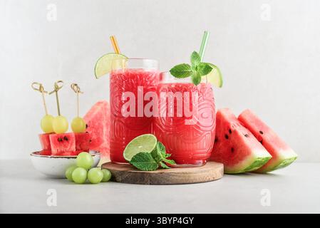 Jus de pastèque frais à la menthe et au citron vert dans le verre sur fond clair.dessert d'été doux, smoothie, concept de nourriture saine cocktail. Heure d'été. Banque D'Images