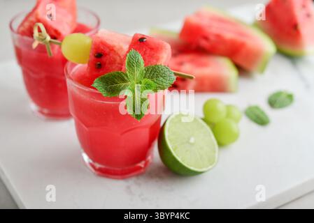 Jus de pastèque frais à la menthe et au citron vert dans le verre sur fond clair.dessert d'été doux, smoothie, concept de nourriture saine cocktail. Heure d'été. Banque D'Images