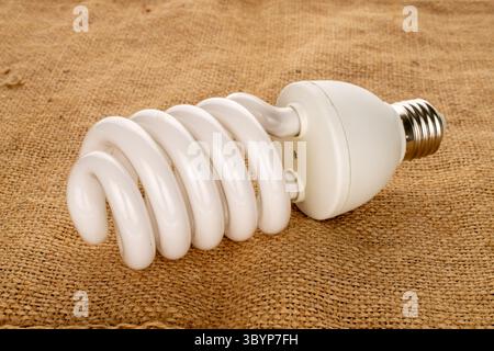 Une lampe LED sur toile de jute, macro. Banque D'Images