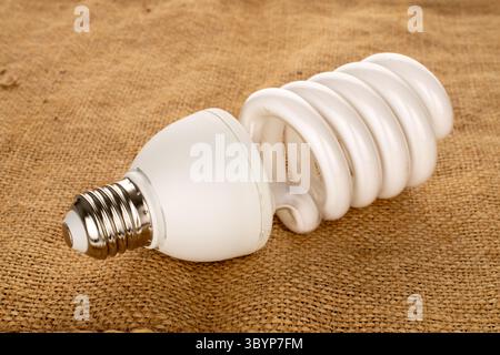 Une lampe LED sur toile de jute, macro. Banque D'Images