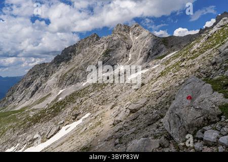 Excursion panoramique en montagne à Ehrwald via le Tajatorl jusqu'à Drachensee, Coburger Hut et Seebensee dans la Tiroler Zugspitz Arena Banque D'Images