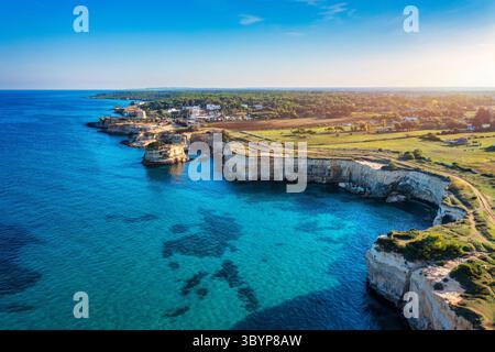 Magnifique paysage marin avec falaises, arc rocheux et empilements (Faraglioni) à Torre Sant Andrea, côte du Salento, région des Pouilles, Italie. Belles falaises et mer s. Banque D'Images
