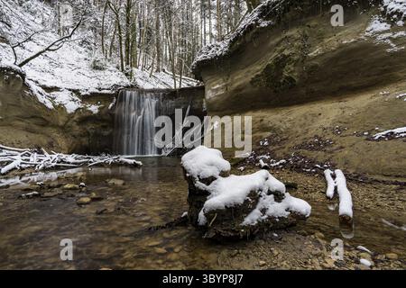 Faites une randonnée dans le ravin couvert de neige à Schmaleg près de Ravensburg Souabe supérieur Banque D'Images
