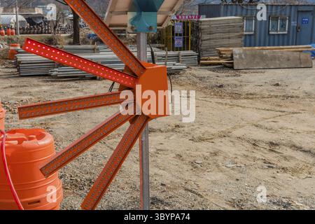 Daejeon, Corée du Sud. 31 janvier 2020 : feu d'avertissement de construction LED en forme de ventilateur sur le bord de la route rurale à côté du chantier de construction Banque D'Images