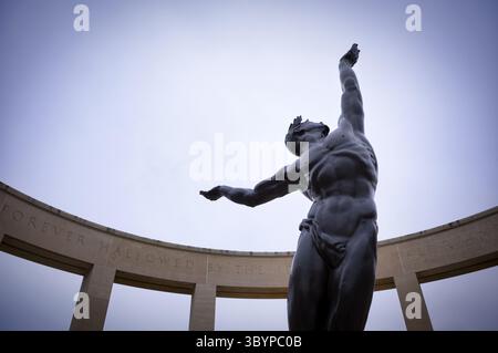 Statue en bronze L'esprit de la jeunesse américaine se levant des vagues par Donald de lue, cimetière militaire, cimetière de Normandie américaine, Normandie américaine ce Banque D'Images