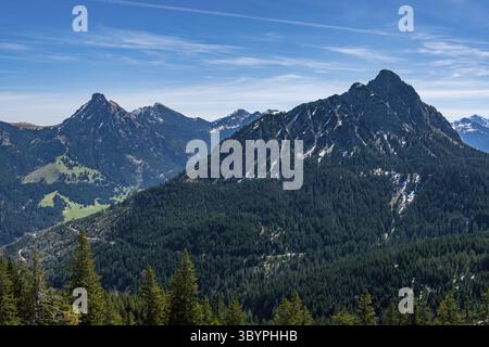 Une randonnée tranquille de Zoeblen Zugspitzblick à Schoenkahler dans la belle vallée de Tannheimer Banque D'Images
