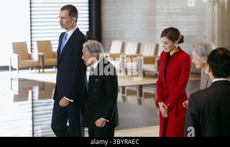 5 avril 2017 - Tokyo, Japón - le roi Felipe (G) et l'empereur Akihito (C), accompagnés de la reine Letizia (2-R) et de l'impératrice Michiko (d), assistent à une cérémonie de bienvenue au Palais impérial de Tokyo, Japon, le 5 avril 2017. Le couple royal espagnol est en visite officielle au Japon. (Crédit image : © Javier Lizon/POOL via ZUMA Press Wire) Banque D'Images