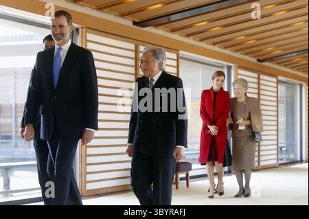 5 avril 2017 - Tokyo, Japón - le roi Felipe (G) et l'empereur Akihito (2 C), accompagnés de la reine Letizia (arrière) et de l'impératrice Michiko (d), assistent à une cérémonie de bienvenue au Palais impérial de Tokyo, Japon, le 5 avril 2017. Le couple royal espagnol est en visite officielle au Japon. (Crédit image : © Javier Lizon/POOL via ZUMA Press Wire) Banque D'Images