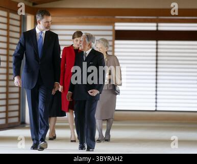 5 avril 2017 - Tokyo, Japón - le roi Philippe et l'empereur Akihito (2R), accompagnés de la reine Letizia et de l'impératrice Michiko (R), assistent à une cérémonie de bienvenue au Palais impérial de Tokyo, Japon, le 5 avril 2017. Le couple royal espagnol est en visite officielle au Japon. (Crédit image : © Javier Lizon/POOL via ZUMA Press Wire) Banque D'Images