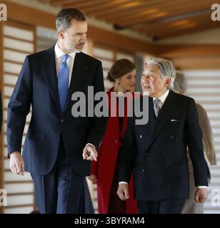 5 avril 2017 - Tokyo, Japón - le roi Felipe et l'empereur Akihito (2R), accompagnés de la reine Letizia et de l'impératrice Michiko (R), assistent à une cérémonie de bienvenue au Palais impérial de Tokyo, Japon, le 5 avril 2017. Le couple royal espagnol est en visite officielle au Japon. (Crédit image : © Javier Lizon/POOL via ZUMA Press Wire) Banque D'Images