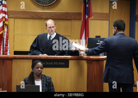 12 avril 2020, ATLANTA, Géorgie, États-Unis : Atlanta (États-Unis), 12/04/2020.- le juge supérieur du comté de Fulton Scott McAfee (C), reçoit un document de l'avocat Manny Arora (R), lors de l'audition des requêtes des avocats représentant Ken Chesebro et Sidney Powell, à Atlanta, Géorgie, 06 septembre 2023. Chesebro et Powell sont parmi les 18 co-conspirateurs dans l'affaire pénale d'ingérence électorale du comté de Fulton (Géorgie) 2020 contre l'ancien président américain Trump, prévue pour des mises en accusation, dans laquelle tous ont déposé des plaidoiries de « non-culpabilité » et renoncé à leurs droits à une mise en accusation. (Crédit I Banque D'Images