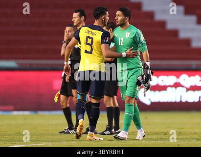 13 octobre 2020, Quito, Équateur : L'uruguayen Martin Campaña (d) accueille l'équatorien Leonardo Campana (l) après la fin d'un match pour les qualifications sud-américaines pour la Coupe du monde de la FIFA Qatar 2022, au stade Liga Deportiva Universitaria, à Quito, Équateur, le 13 octobre 2020. (Crédit image : © Jose Jacome/POOL via ZUMA Press Wire) Banque D'Images