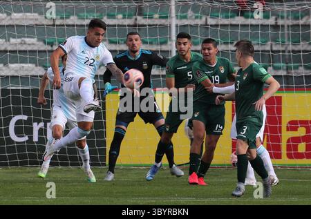13 octobre 2020, la Paz, Bolivie : Lautaro Martinez (l) de l'Argentine en action, lors d'un match de qualification sud-américain pour la Coupe du monde Qatar 2022, entre les équipes bolivienne et Argentine, au stade Hernando Siles, à la Paz, Bolivie, le 13 octobre 2020. (Crédit image : © Martin Alipaz/POOL via ZUMA Press Wire) Banque D'Images